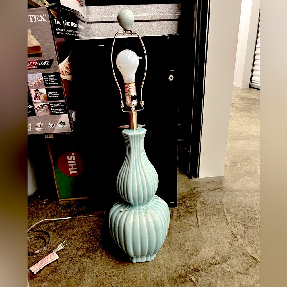 BEAUTIFUL LIGHT BLUE LAMP!!! EXCELLENT CONDITION!!!